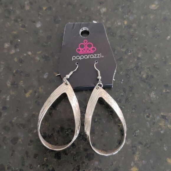Jewelry - NWT Paparazzi silver tear drop earrings